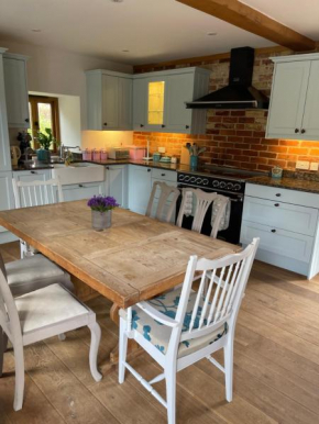 Luxurious Barn Conversion with hot tub in Idyllic, Rural Setting, Sleeps 6, Hemyock, Devon